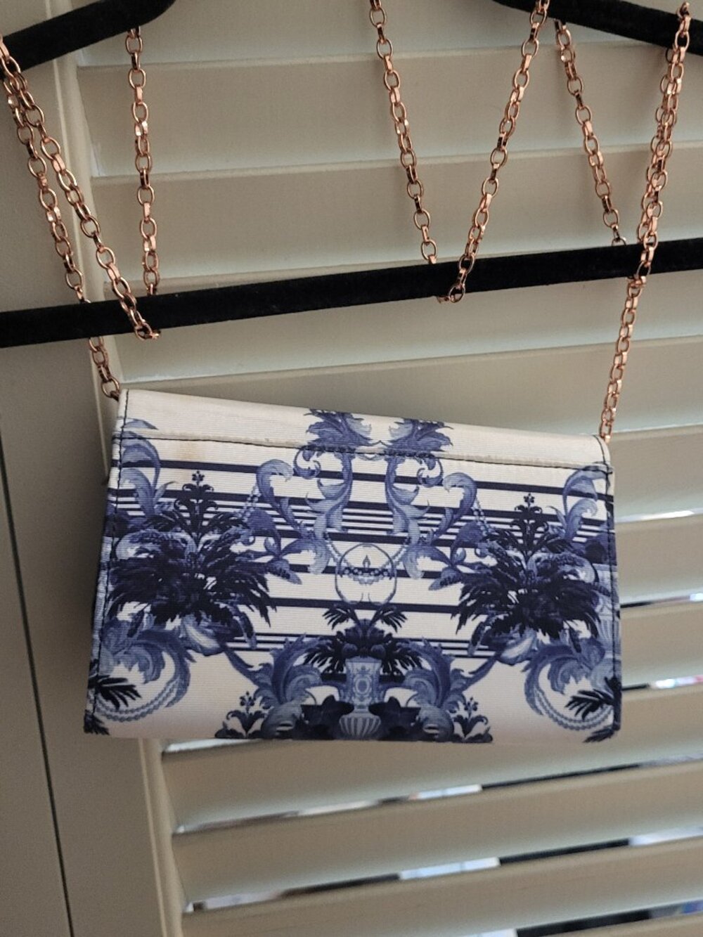 Ted Baker Blue and White Purse with Rose Gold Bow and Chain - Picture 4 of 8